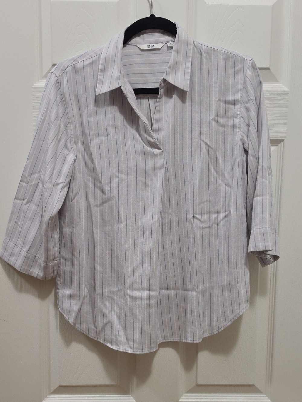 Uniqlo Light Gray and White Striped Women's Button-Front Blouse